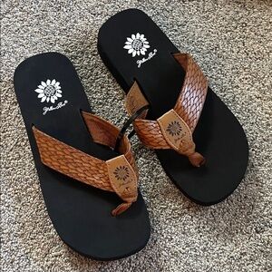 Yellow box brown strap flip flop 6 1/2